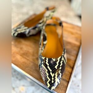 VIONIC reptile flats, 9, EUC